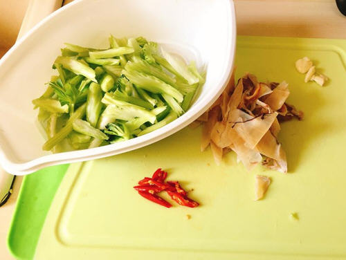 西芹辣炒鱿鱼的家常做法7