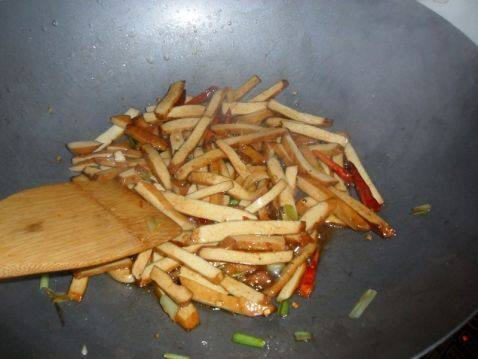 青椒炒豆腐干怎么做好吃又简单 3